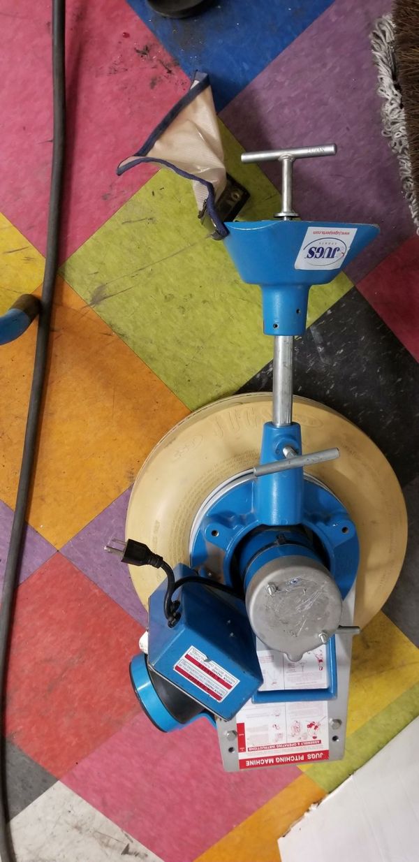 JUGS SR36166817 CURVEBALL PITCHING MACHINE for Sale in Highland, CA