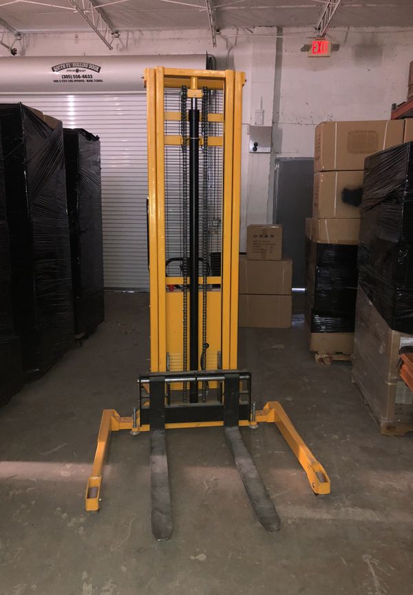 ULINE Straddle Stacker - 137” Lift for Sale in Miami, FL - OfferUp