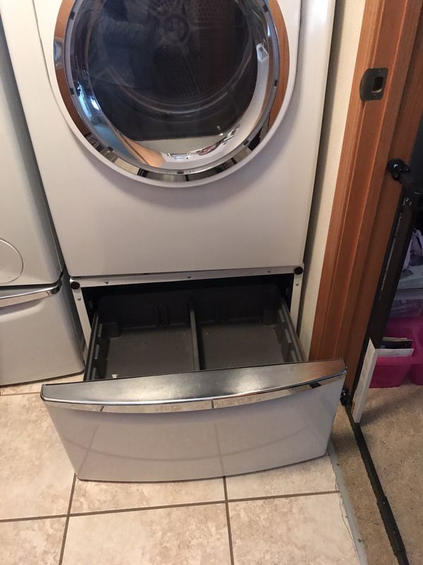 Two 15.5” Whirlpool Universal pedestals for washer/dryer (Pedestals