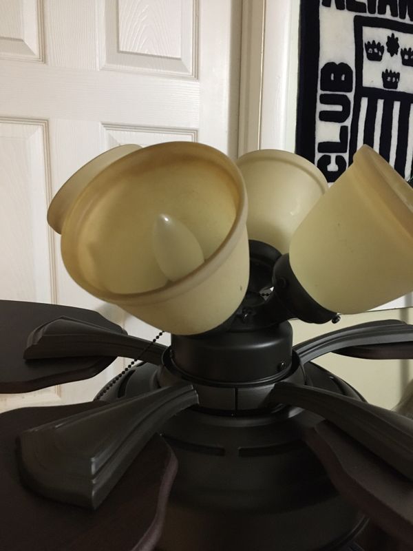 Ceiling fan hunter 5 blades 4 lights brown wood long stick works good