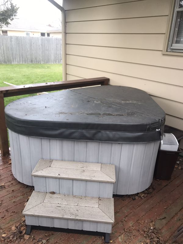 Marquis Spa 2 person Hot Tub for Sale in Kenosha, WI - OfferUp