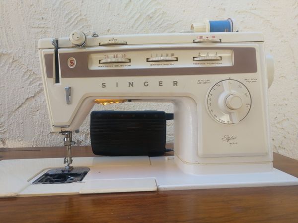 Singer Stylist 834 Sewing Machine w/ Foot Pedal & Table for Sale in ...