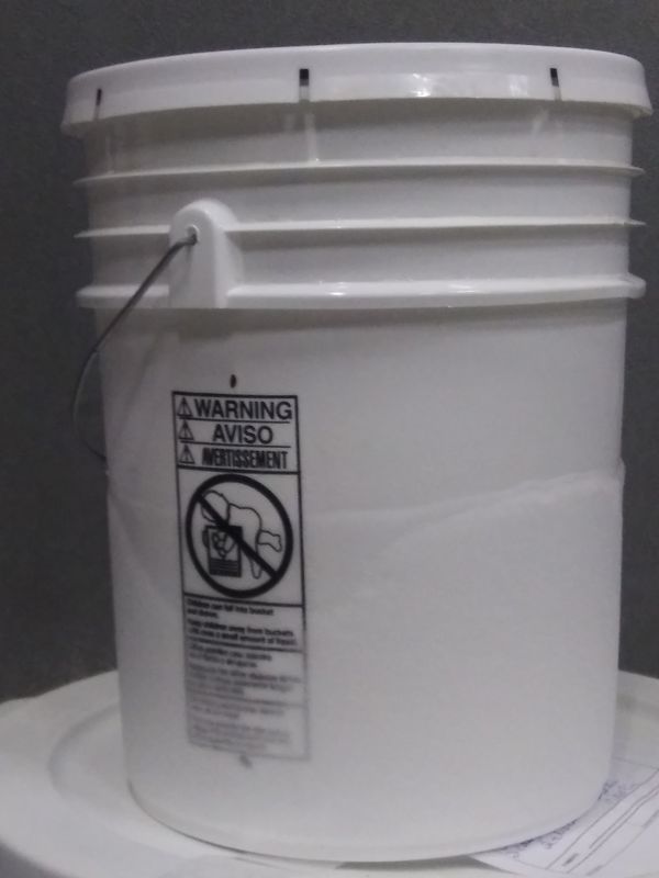 5 gal food grade buckets w/lids for Sale in Springfield