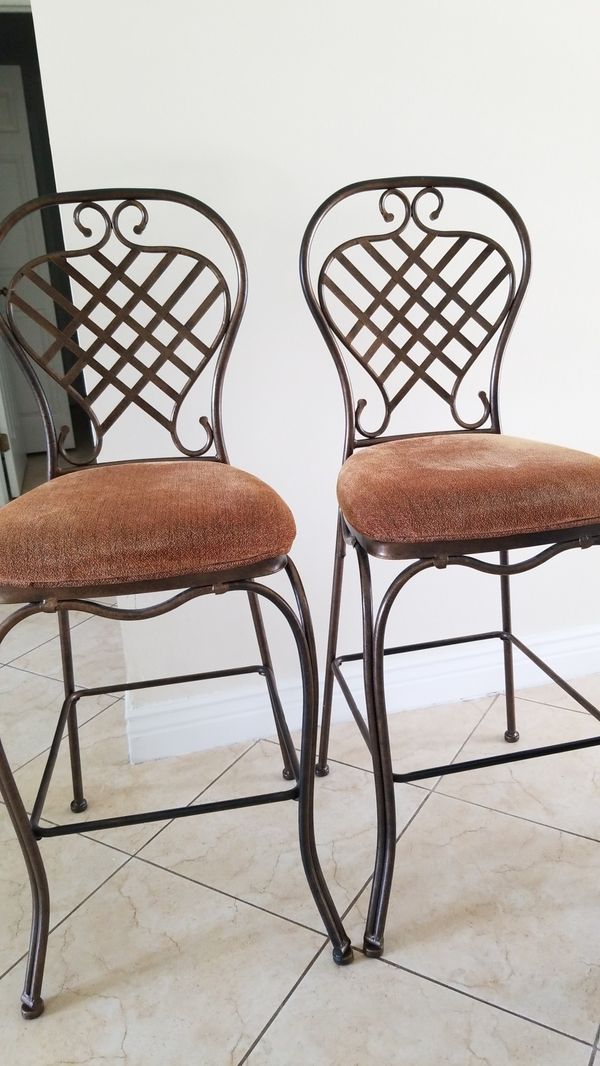 Juego de comedor de 4 sillas y dos banquetas para counter. for Sale in