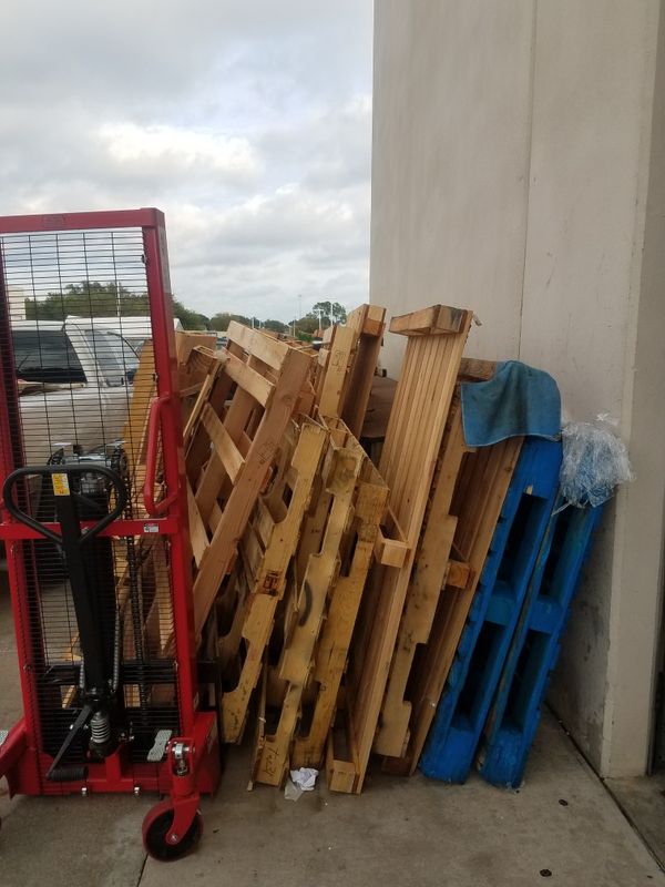 Free Pallets Must Pick Up!! for Sale in Houston, TX OfferUp