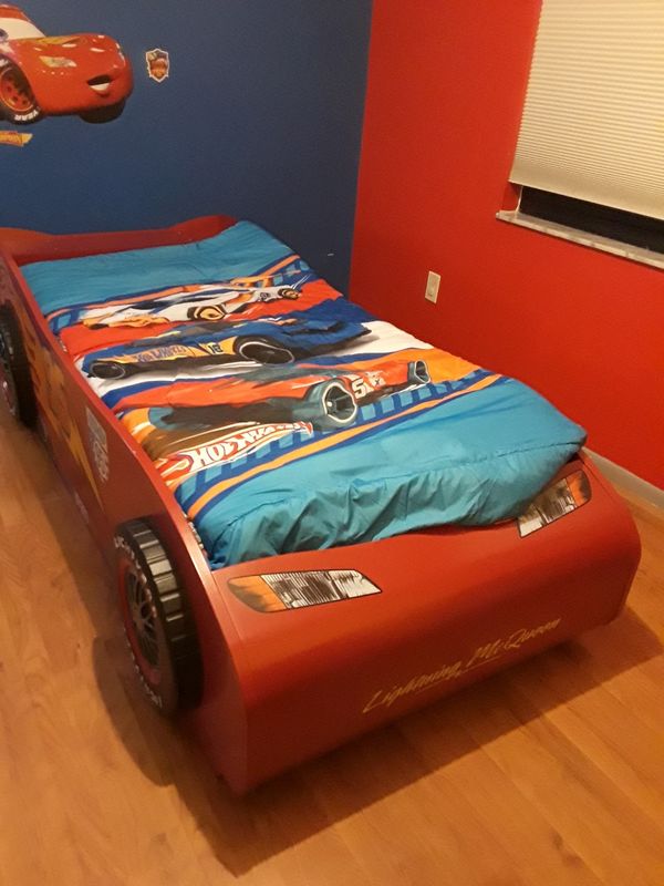 Lightning McQueen Car Bed W/ Trundle for Sale in Daytona Beach, FL