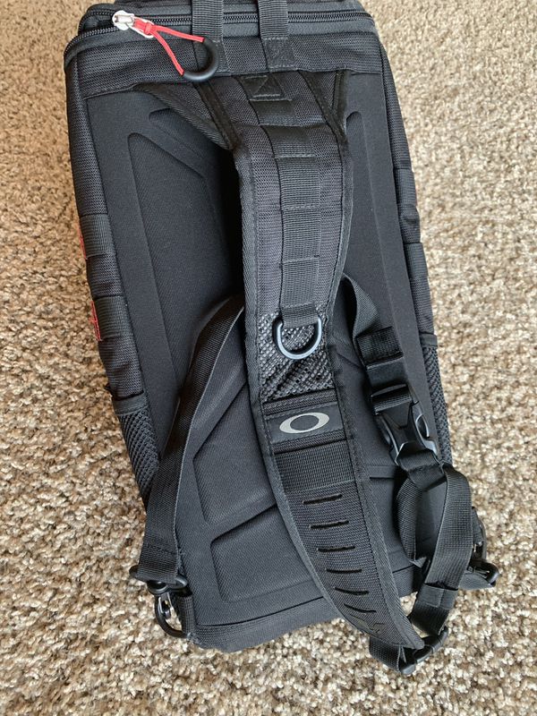 Oakley Extractor Sling Pack 2.0 for Sale in Addison, TX - OfferUp