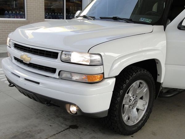 20002002 Chevy Silverado HD Hood ( WHITE ) for Sale in San Leandro, CA