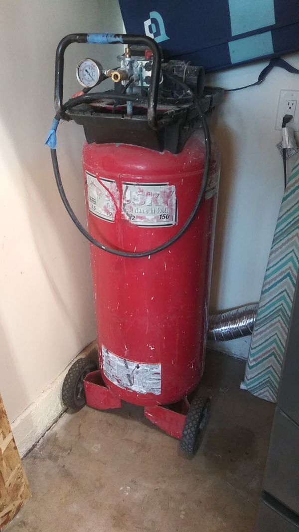 Husky air compressor 32 gallon READ DESCRIPTION for Sale in Chula Vista