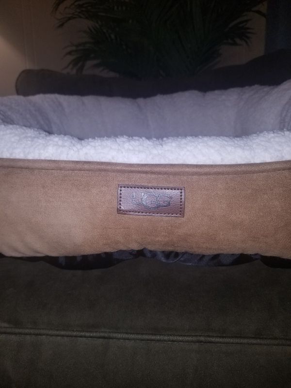 UGG® Classic Sherpa Pet Bed in Chestnut for Sale in OH, US OfferUp
