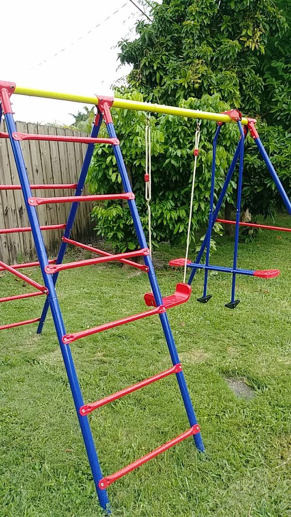 Swing set. Almost new. Used only 3 or 4 times for Sale in Miami, FL