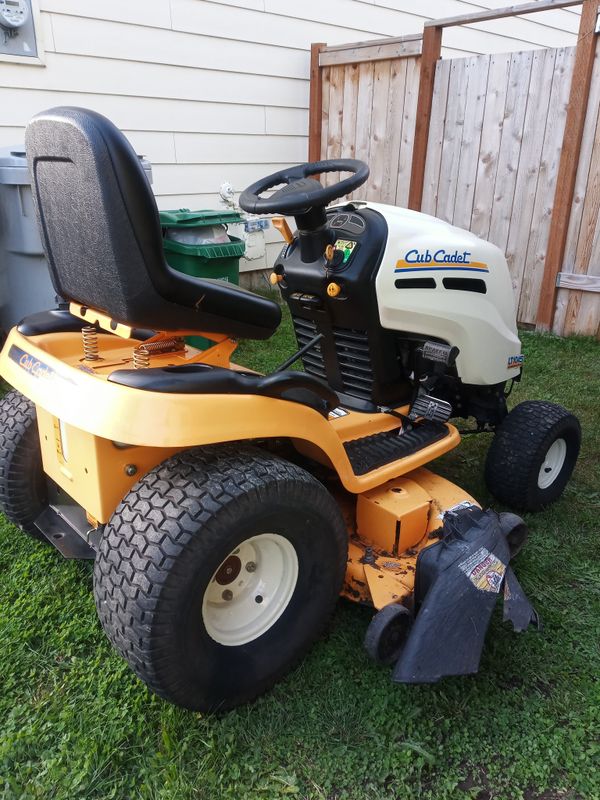 Cub cadet LT1045 HYDROSTATIC DRIVE 46" LAWN TRACTOR for Sale in Renton