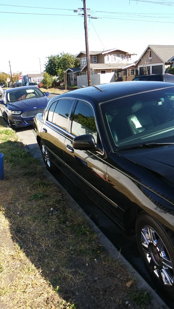 Lincoln town car 2011. Needs minor body work for Sale in Los Angeles