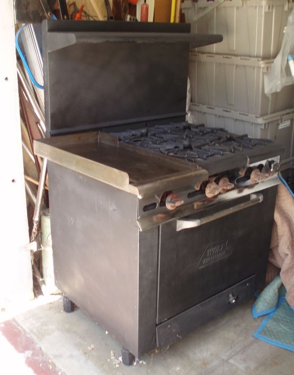 Wolf stove. Wolf commercial range 6 burner/griddle/oven for Sale in Los