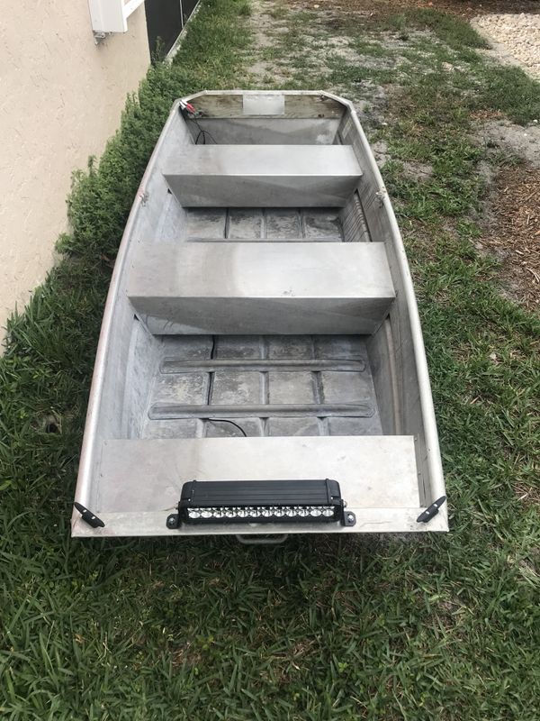10 foot JON BOAT MINT WITH TROLLING MOTOR for Sale in Boynton Beach, FL