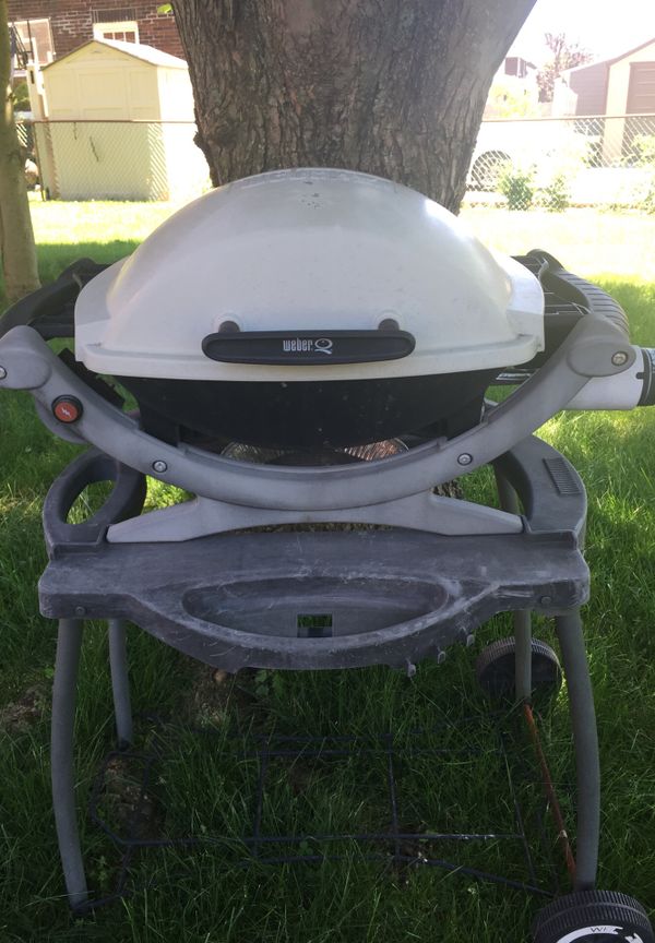 Weber Q- 1000 mini portable grill & stand for Sale in NO HUNTINGDON, PA