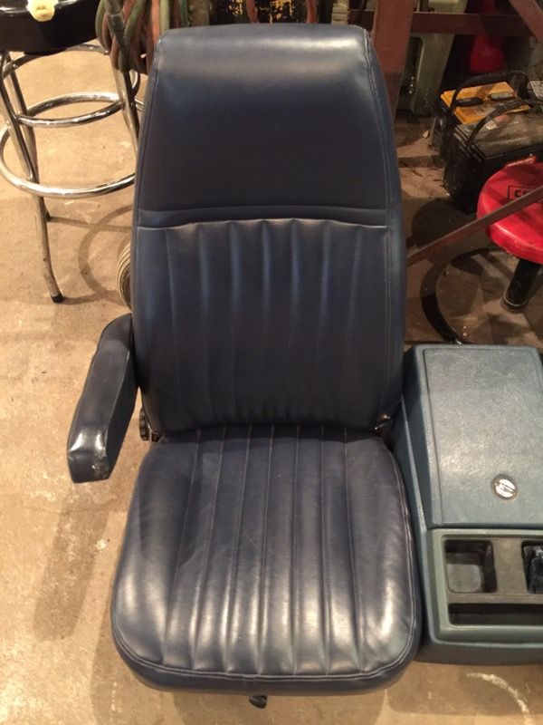 73-87 chevy gmc truck bucket seats with console for Sale in Caseyville