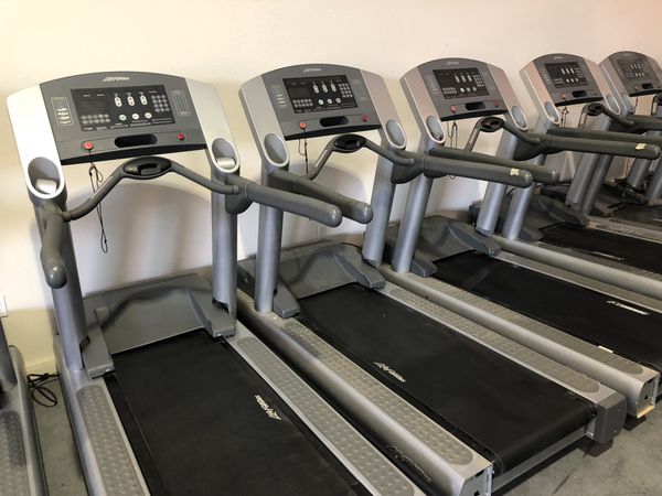 Life Fitness 95Ti Treadmill for Sale in Dickinson, TX - OfferUp