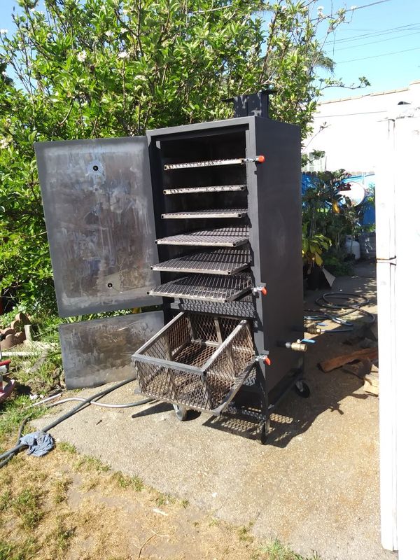 Vertical reverse flow insulated bbq smoker for Sale in