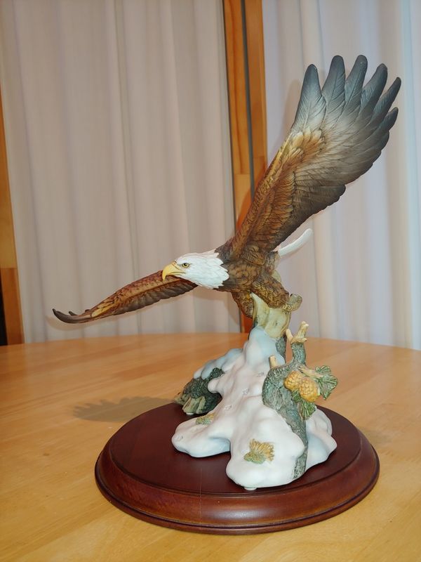 American Eagle Porcelain Figurine for Sale in Arlington Heights, IL