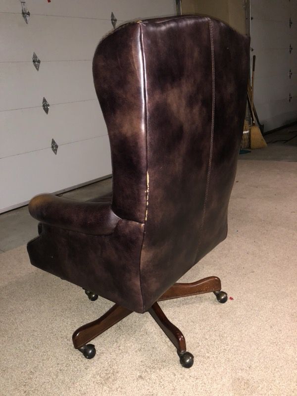 Upholstered Brown Leather Swivel Office Chair for Sale in Puyallup, WA