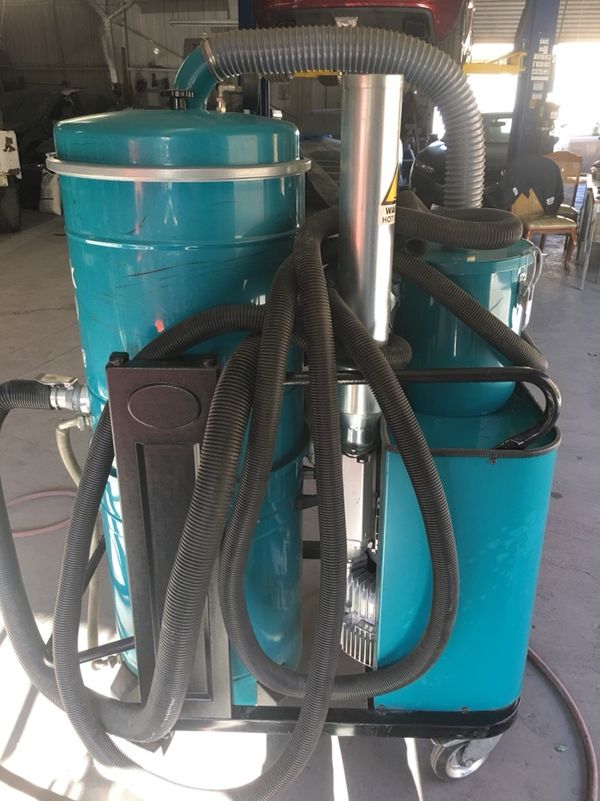 Nilfisk cfm 3508 Wps Industrial Vacuum for Sale in Los Angeles, CA