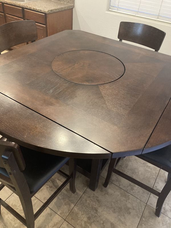 Dining Table Converts from a Square to a Round for Sale in Queen