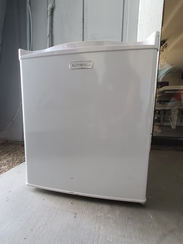 Emerson Mini Fridge Cr177we2