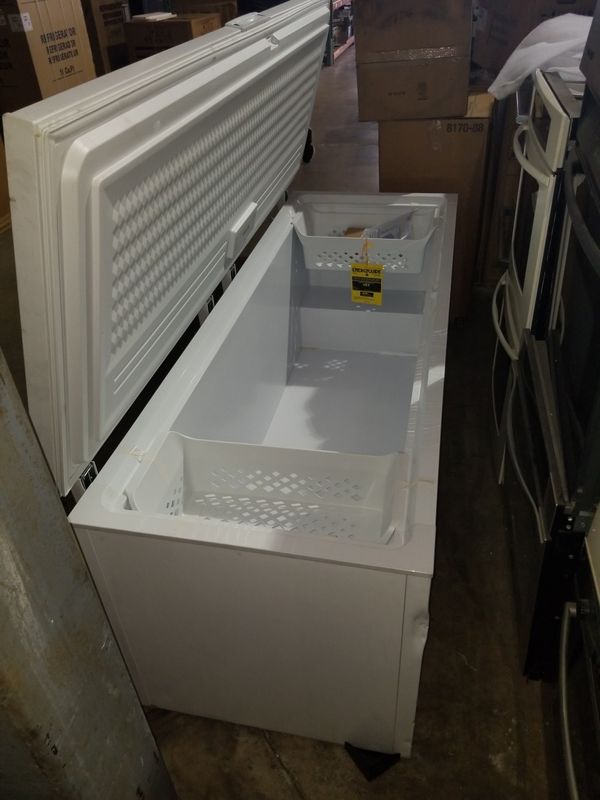 FRIGIDAIRE LARGE CHEST FREEZER 25 CUBIC SCRATCH AND DENT! for Sale in
