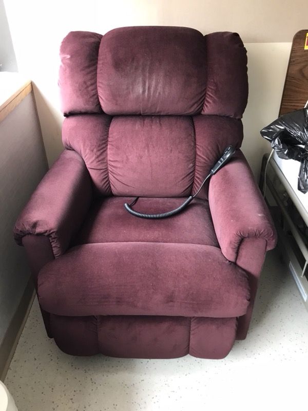 Lazy Boy Electric Lift Recliner. Great for Senior Citizens 