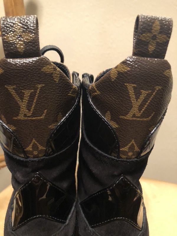 Louis Vuitton Laureate Desert Boots (40) 9 for Sale in Jacksonville, FL - OfferUp
