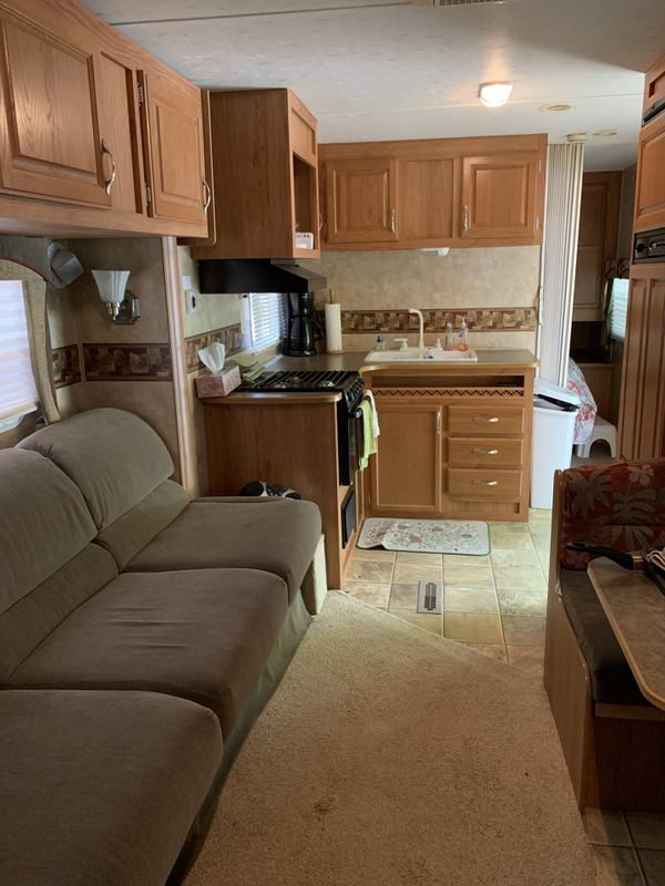 2007 Jayco travel trailer 29 ft lite weight 1/2 ton towable bunks slide