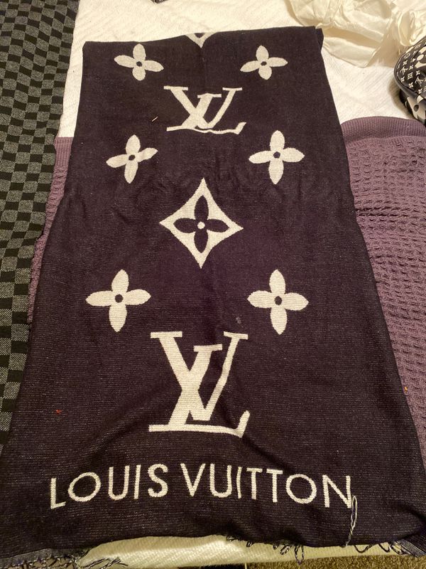 Louis Vuitton Scarf Lightly used for Sale in Seattle, WA - OfferUp