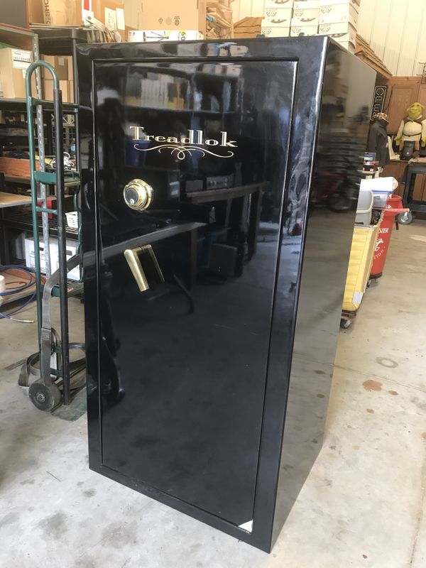 LIKE NEW TreadLok gun safe, 29 long gun capacity for Sale in Denver, NC