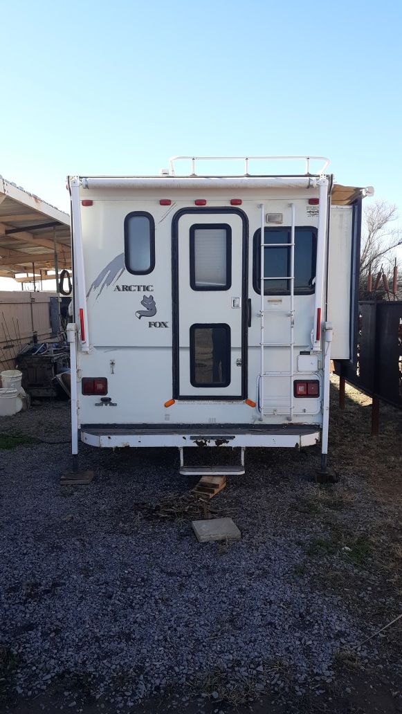 2000 Arctic Fox 990 truck camper. Fits long bed dually for Sale in La