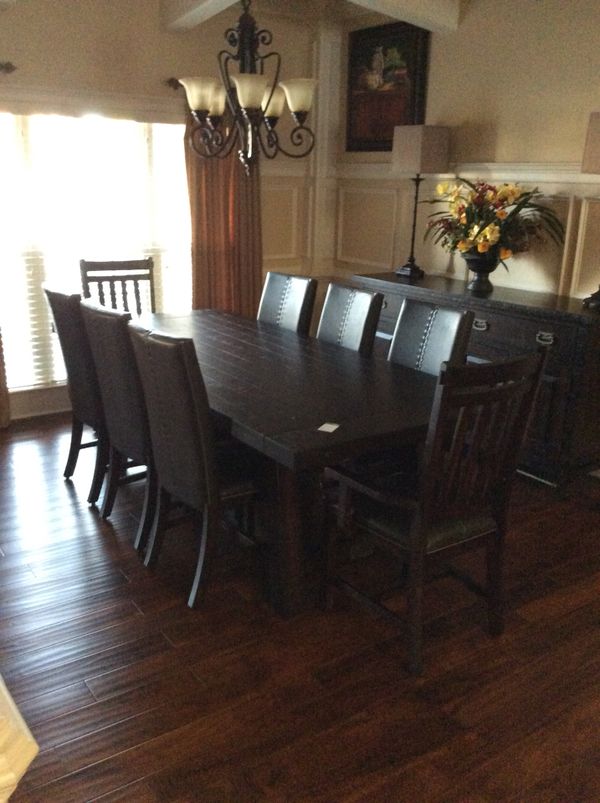 Havertys Arden Ridge Dining Room Set table 8 chairs and Buffet. 1500.