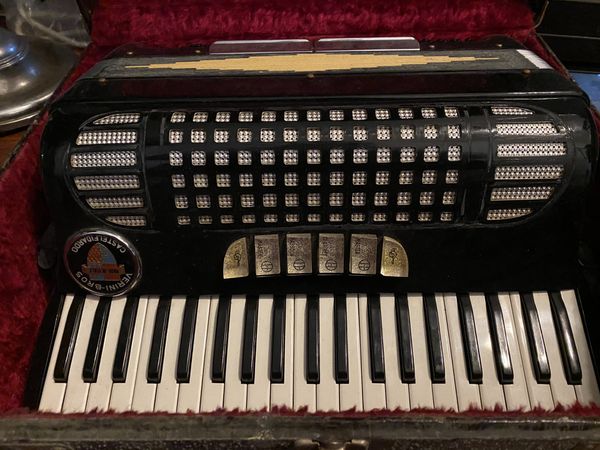 Accordion for Sale in Cleveland, OH - OfferUp