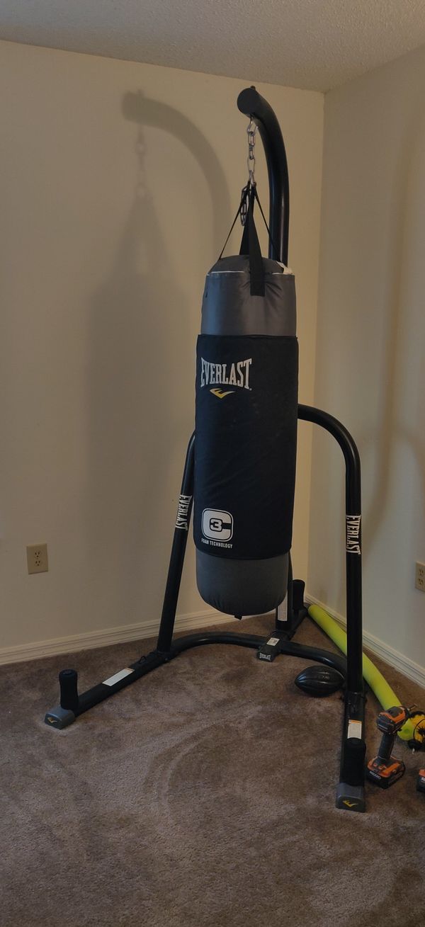 100 pound punching bag with stand for Sale in Kissimmee, FL OfferUp