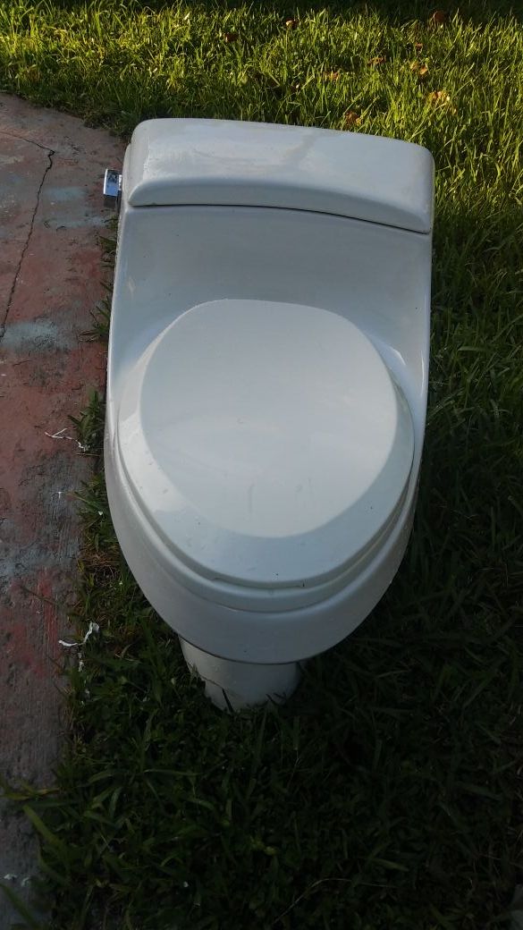 Toilet kohler 1.6 gallons /6 liters per flush for Sale in Miami, FL