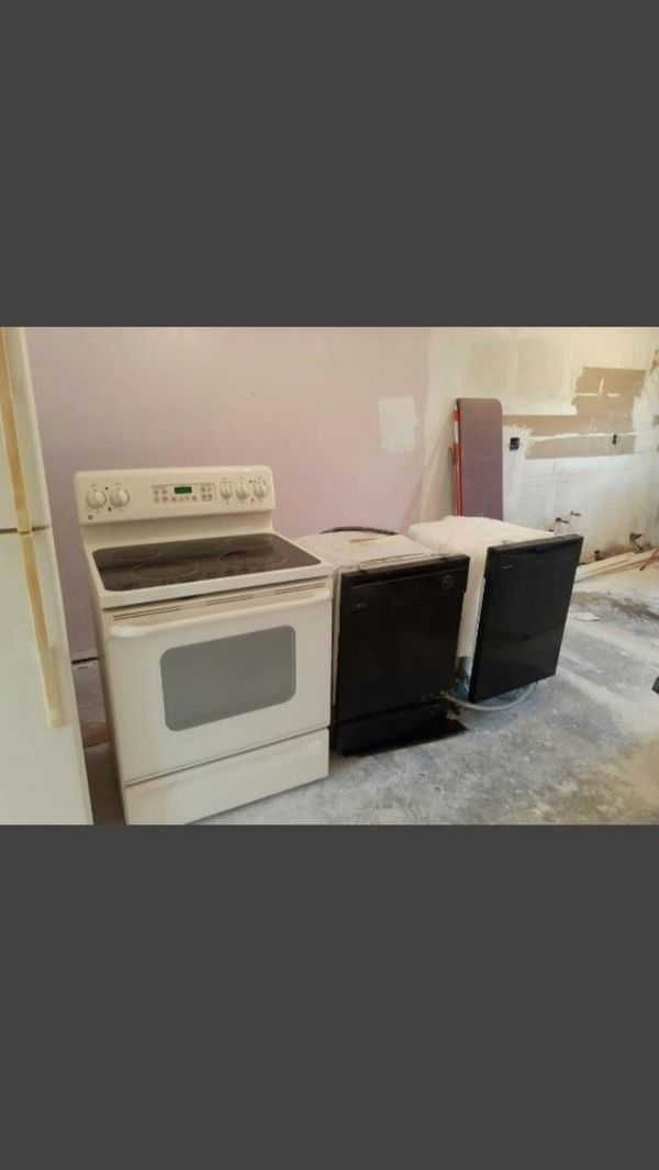 G.E white electric flat top stove. for Sale in Tampa, FL OfferUp