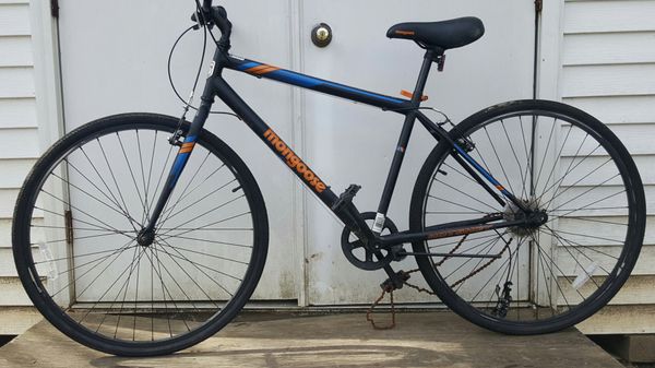 mongoose hotshot 700c tire size