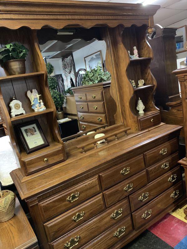 Broyhill Queen Oak bedroom set dresser, chest, & nightstand for Sale in Front Royal, VA OfferUp