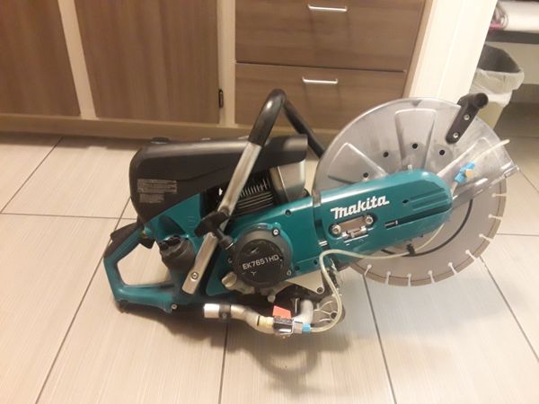 It's a like new mm4 Makita 14 inch concrete saw for Sale in Prescott