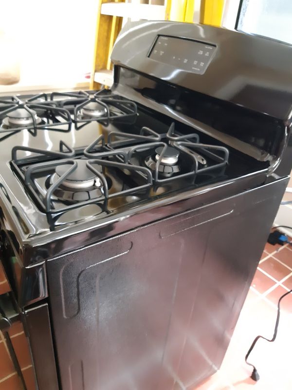 Gas GE range. Gas. Very clean. Bottom broiler. for Sale in Louisville, KY OfferUp