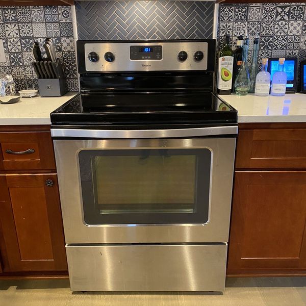 Whirlpool 4 Burner Electric Range Oven for Sale in Gig Harbor, WA OfferUp