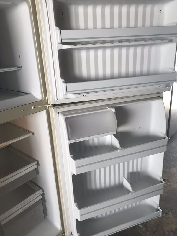 Kenmore almond color refrigerator 31” Wide 67” Tall in excellent