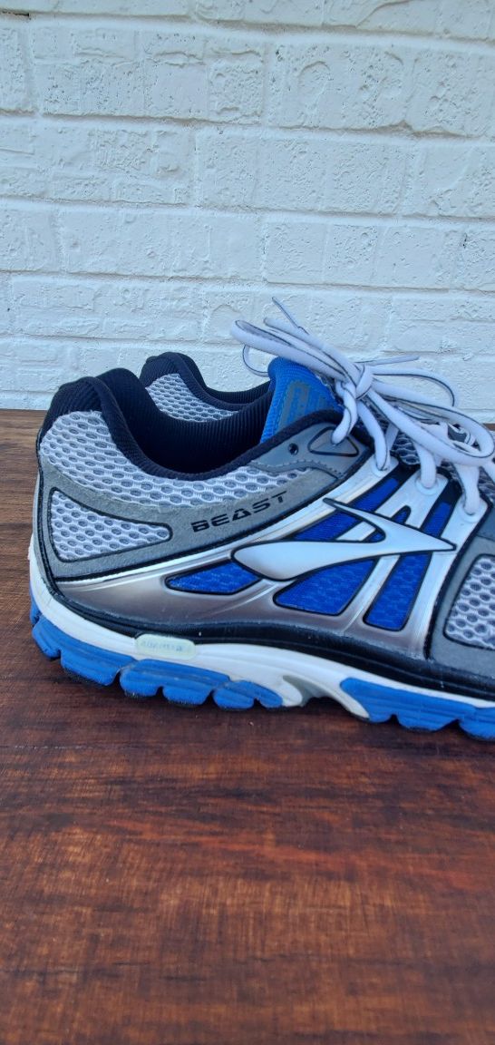 brooks beast trainers