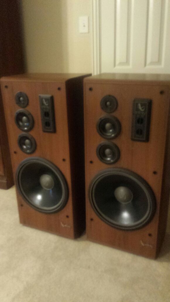 Infinity sm152. Tower speakers. Complete with grills for Sale in Plano