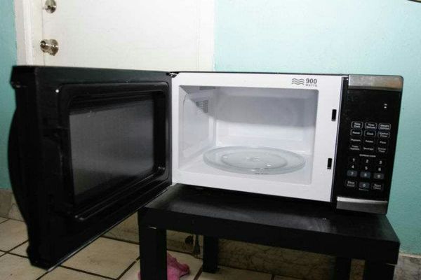 up for sale West Bend microwave em925ajw-p1 for Sale in Fort Lauderdale