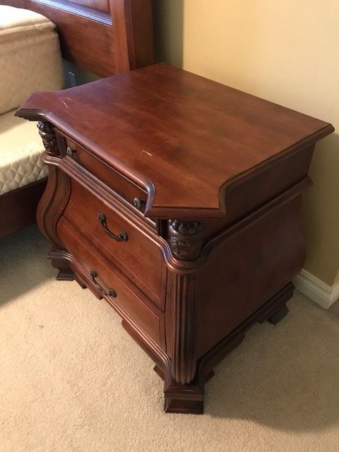 King Bedroom Set - Cherry for Sale in Rochester, MI - OfferUp
